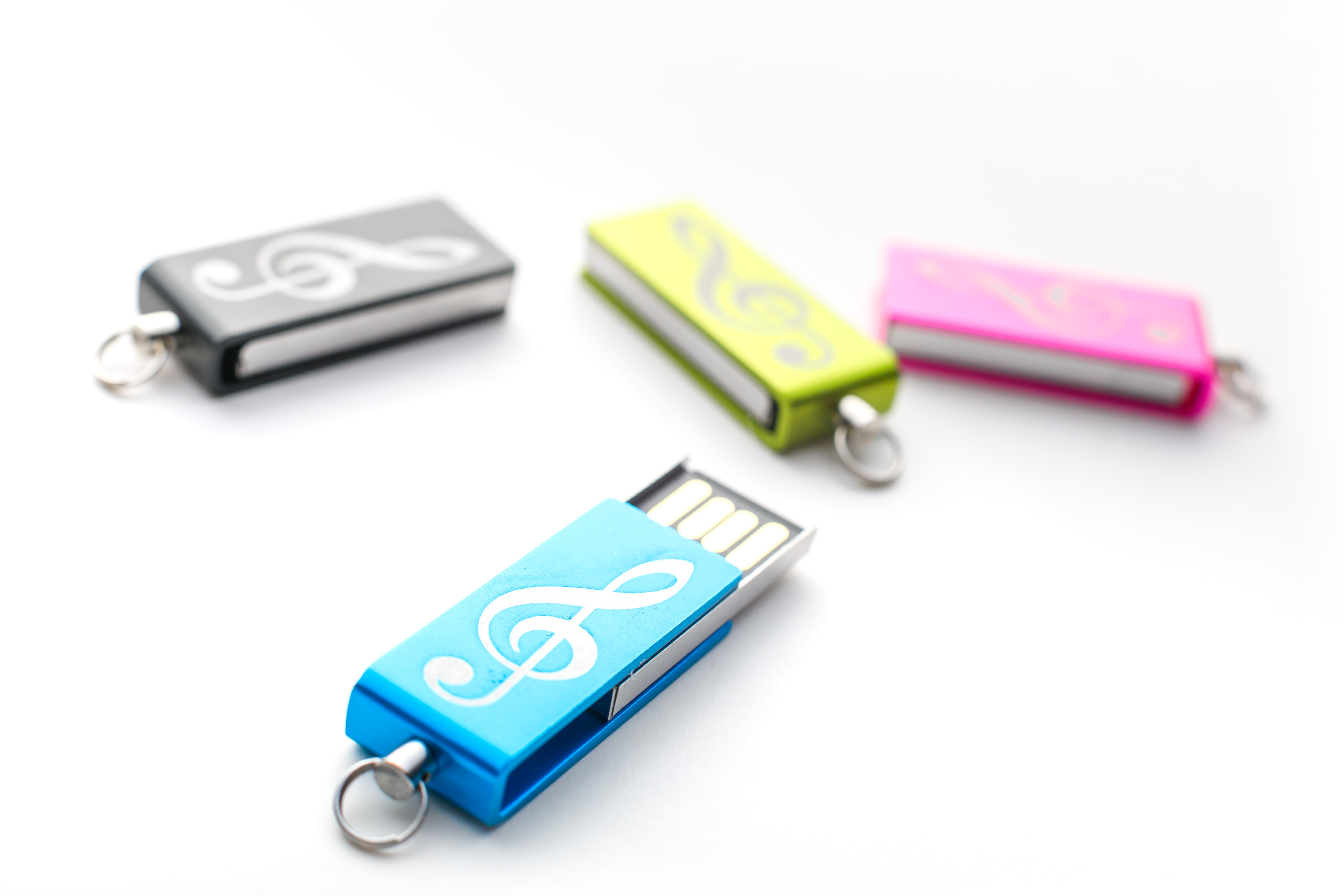 USB Flash disk mini - 32 GB s gravírovaným houslovým klíčem, kov 1